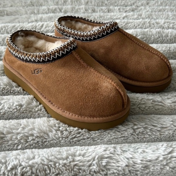 NWOT UGG Tasman II
Chestnut
Classic Slip On Slipper Clog
Size US 5 UK 3 EU 36 - Picture 1 of 8